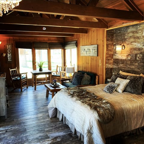 Romantic Studio Suite | Free WiFi, bed sheets