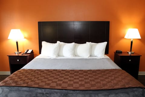 Laptop workspace, blackout drapes, iron/ironing board, free WiFi