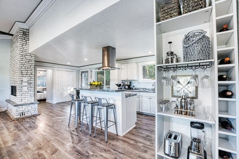 Bring your wine, there is room for plenty of bottles! 🍷