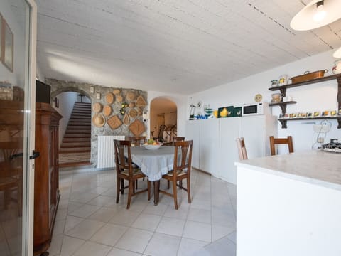 Table, Furniture, Chair, Wood, Architecture, Interior Design, Building, Flooring, Floor, Picture Frame