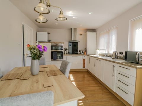Cottage | Private kitchen | Fridge, microwave, dishwasher, electric kettle