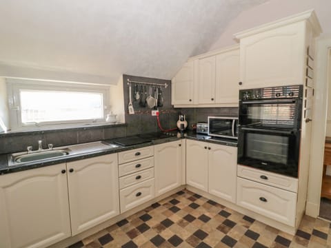 Cottage | Private kitchen | Fridge, dishwasher, electric kettle, toaster
