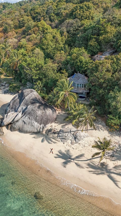 Total beachfront villa with 2 private beaches on your lagoon