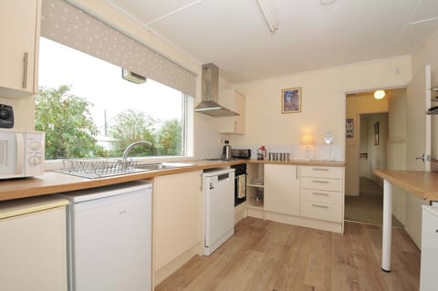 Cottage | Private kitchen | Dishwasher, cookware/dishes/utensils