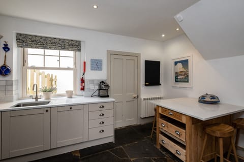 Cottage | Private kitchen | Fridge, dishwasher, cookware/dishes/utensils