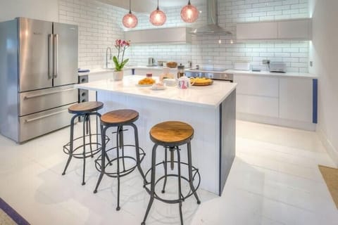 Cottage | Private kitchen | Microwave, dishwasher, cookware/dishes/utensils