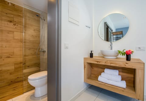 Classic Studio | Bathroom | Shower, rainfall showerhead, hair dryer, slippers