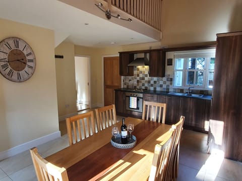 Cottage | Private kitchen | Dishwasher, electric kettle, toaster, cookware/dishes/utensils