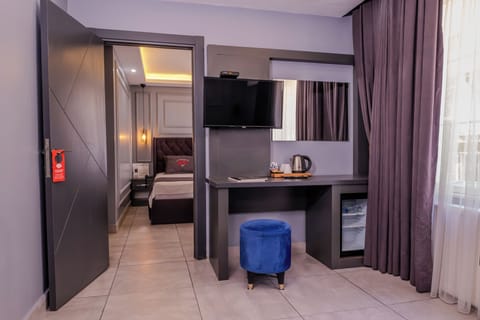Deluxe Room | Minibar, in-room safe, desk, laptop workspace