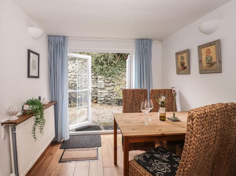 Cottage | Living room | Fireplace, DVD player