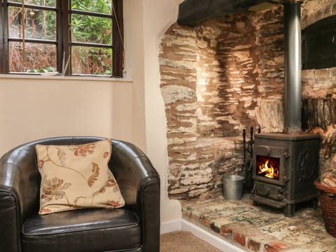 Cottage | Living room | Fireplace