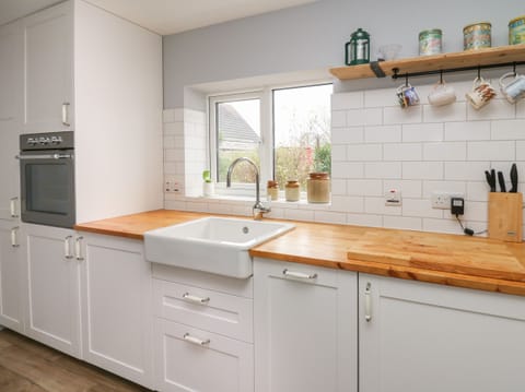 Cottage | Private kitchen | Fridge, dishwasher, electric kettle, toaster