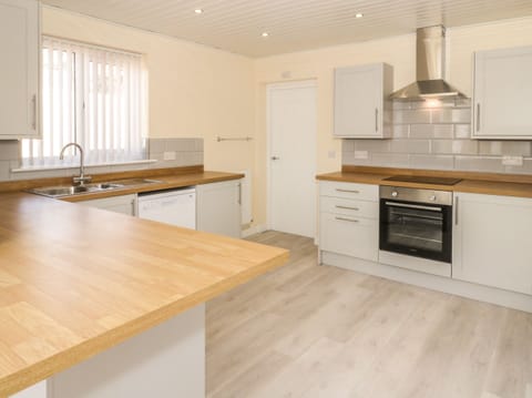 Cottage | Private kitchen | Dishwasher, cookware/dishes/utensils