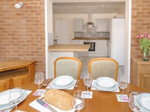 Cottage | Private kitchen | Dishwasher, cookware/dishes/utensils