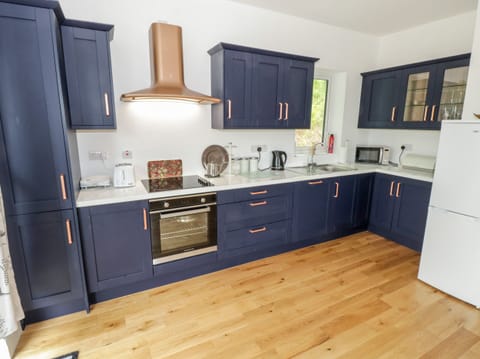 Cottage | Private kitchen | Dishwasher, electric kettle, cookware/dishes/utensils