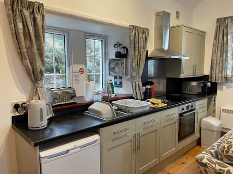 Cottage | Private kitchen | Fridge, electric kettle, toaster, cookware/dishes/utensils