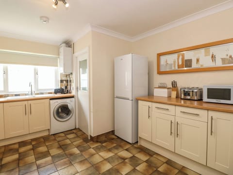 Cottage | Private kitchen | Fridge, electric kettle, toaster, cookware/dishes/utensils