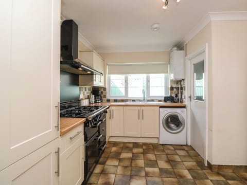 Cottage | Private kitchen | Fridge, electric kettle, toaster, cookware/dishes/utensils