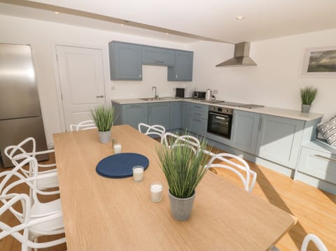 Cottage | Private kitchen | Fridge, dishwasher, cookware/dishes/utensils