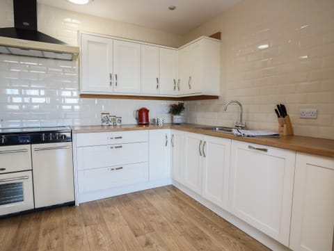 Cottage | Private kitchen | Fridge, dishwasher, cookware/dishes/utensils