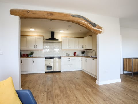 Cottage | Private kitchen | Fridge, dishwasher, cookware/dishes/utensils