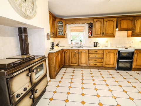 Cottage | Private kitchen | Fridge, electric kettle, cookware/dishes/utensils