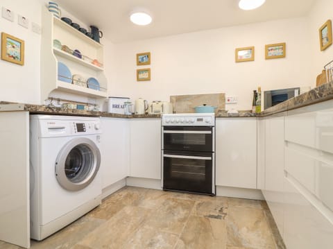 Cottage | Private kitchen | Fridge, electric kettle, toaster, cookware/dishes/utensils