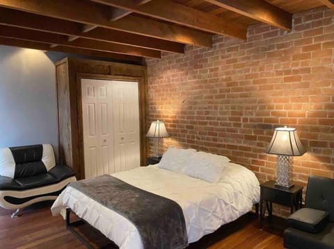 Queen Bed with 800 Thread Count Sheets