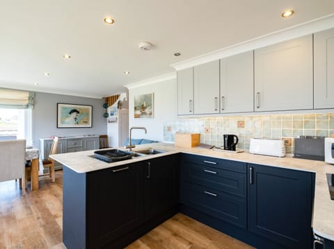 Cottage | Private kitchen | Dishwasher, cookware/dishes/utensils