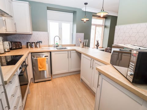 Cottage | Private kitchen | Fridge, dishwasher, electric kettle, toaster