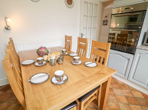 Cottage | Private kitchen | Fridge, dishwasher, electric kettle, toaster