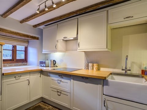Cottage | Private kitchen | Fridge, dishwasher, cookware/dishes/utensils