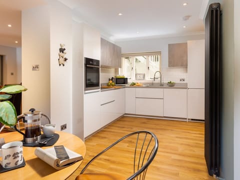 Cottage | Private kitchen | Fridge, dishwasher, cookware/dishes/utensils