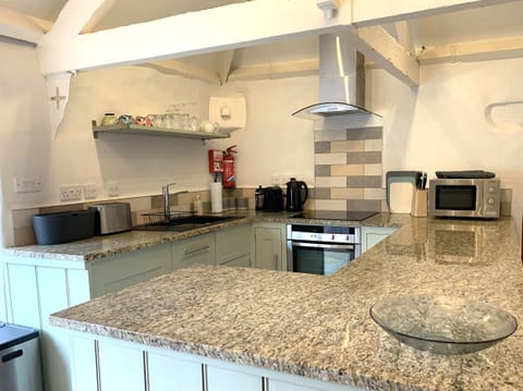 Cottage | Private kitchen | Fridge, dishwasher, electric kettle, toaster