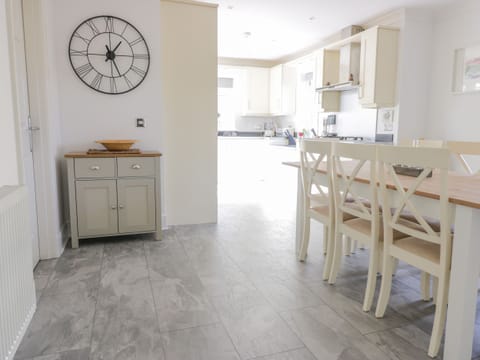 Cottage | Private kitchen | Fridge, dishwasher, electric kettle, toaster