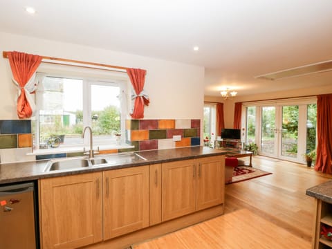 Cottage | Private kitchen | Fridge, microwave, electric kettle, toaster