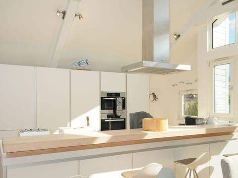 Fridge, dishwasher, cookware/dishes/utensils