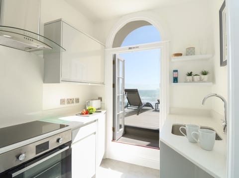 Cottage | Private kitchen | Fridge, microwave, dishwasher, electric kettle