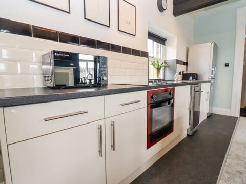 Cottage | Private kitchen | Fridge, dishwasher, electric kettle, toaster