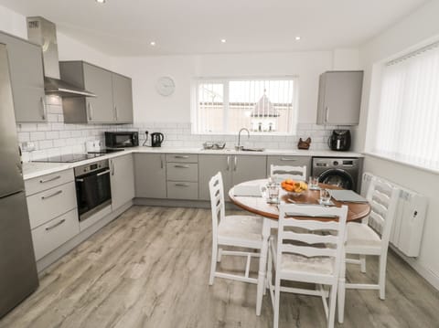 Cottage | Private kitchen | Dishwasher, cookware/dishes/utensils