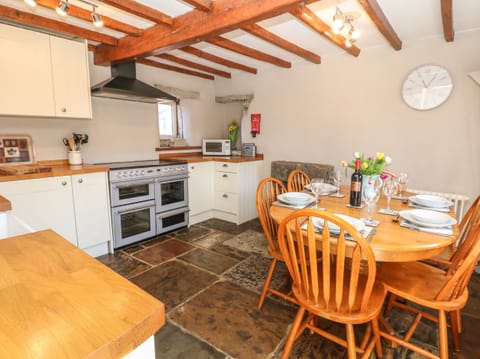 Cottage | Private kitchen | Fridge, dishwasher, electric kettle, cookware/dishes/utensils
