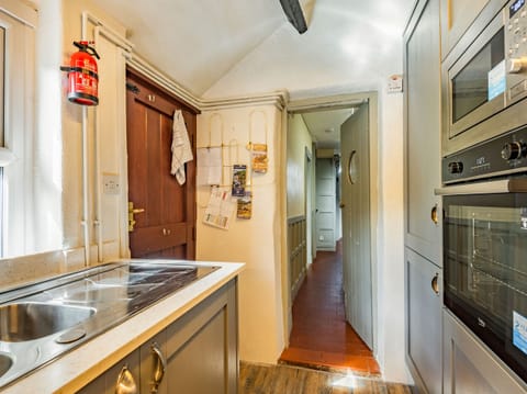 Cottage | Private kitchen | Fridge, dishwasher, electric kettle, toaster