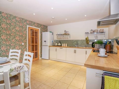 Cottage | Private kitchen | Fridge, dishwasher, electric kettle, toaster