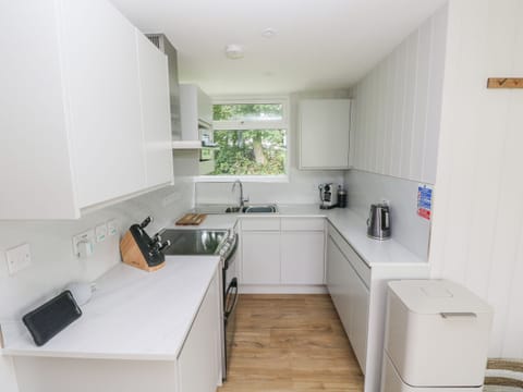Cottage | Private kitchen | Fridge, dishwasher, electric kettle, toaster