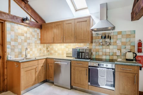 Cottage | Private kitchen | Fridge, dishwasher, electric kettle, cookware/dishes/utensils