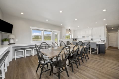 Persimmon Hill-Dining table