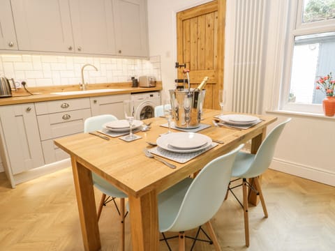 Cottage | Private kitchen | Fridge, microwave, electric kettle, cookware/dishes/utensils
