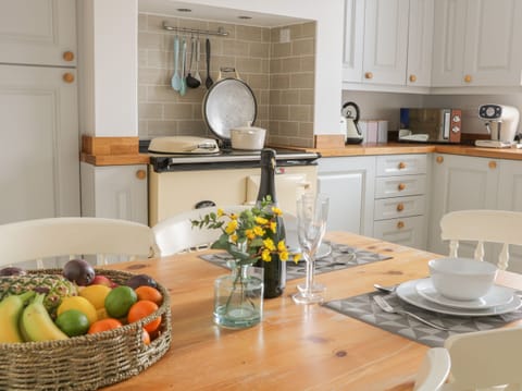 Cottage | Private kitchen | Dishwasher, cookware/dishes/utensils