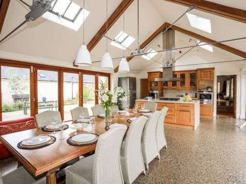 Cottage | Private kitchen | Fridge, microwave, dishwasher, electric kettle