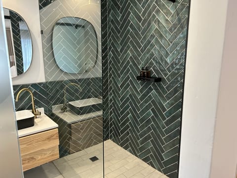 Luxury Room, 1 King Bed, Non Smoking, Mountain View | Bathroom | Shower, rainfall showerhead, free toiletries, hair dryer